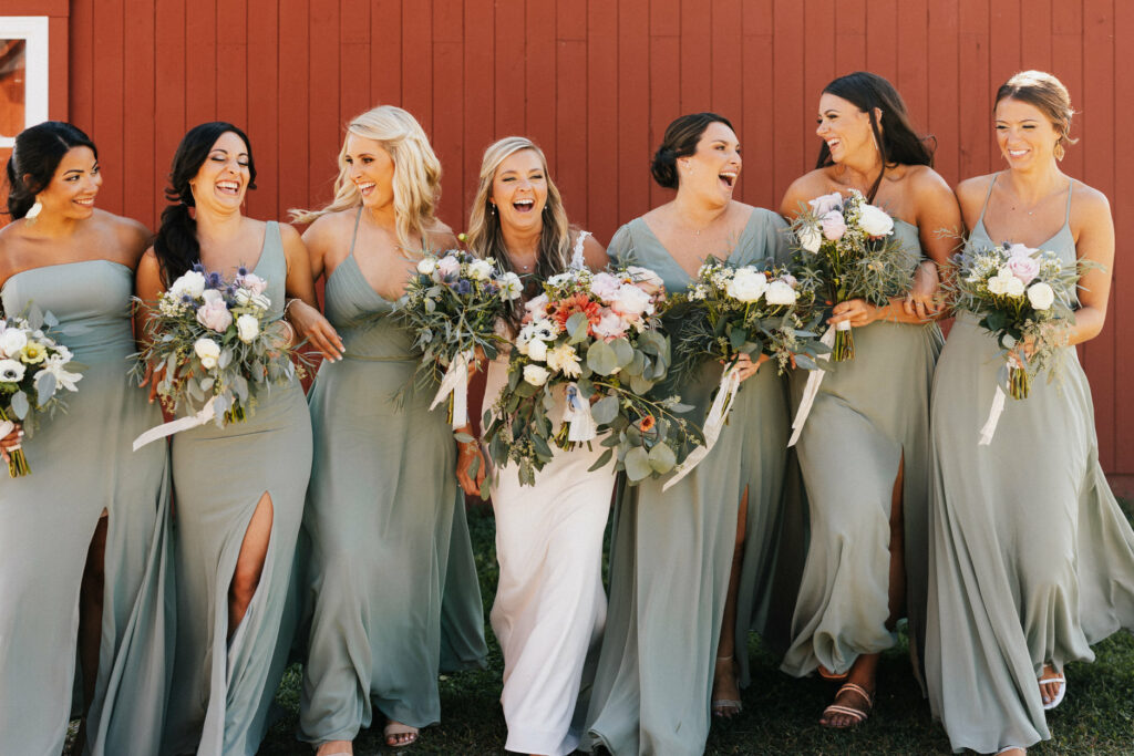 Esteban Gil photography – a photo of a bride and her bridesmaids