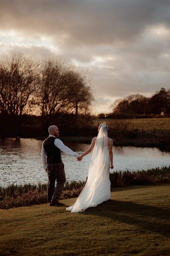 outdoor wedding photoshoot idea for silhouettes