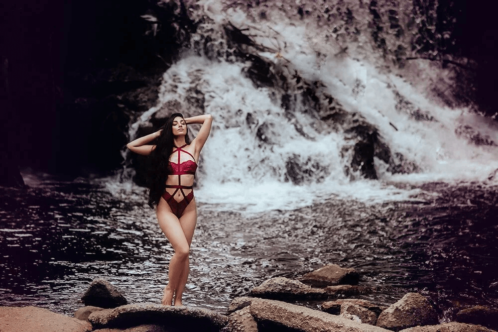 outdoor boudoir photo pose